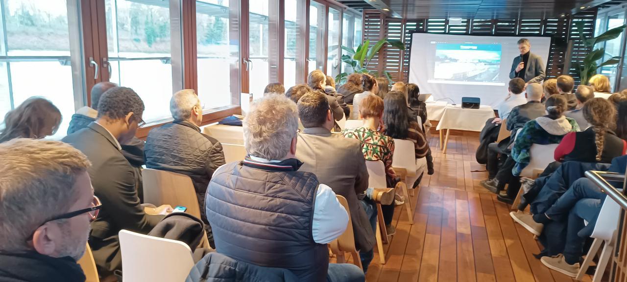 Salle comble sur la péniche L'Avant-Seine pour les v½ux de la Communauté Portuaire Seine Aval.